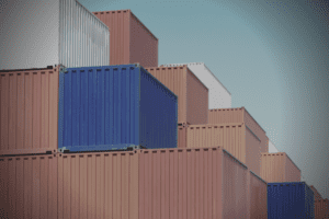 kontenery 6ft ułożone w stosy